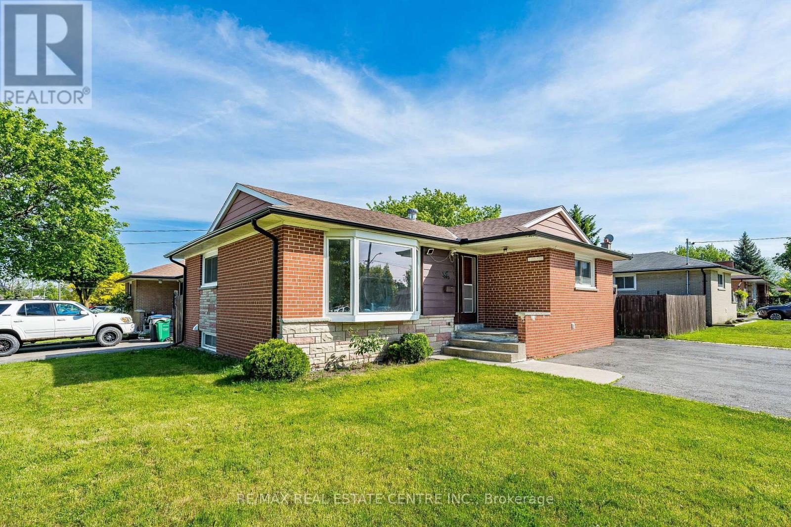 (Main Floor) - 2 Milner Road, Brampton, Ontario  L6W 3A5 - Photo 3 - W13474390