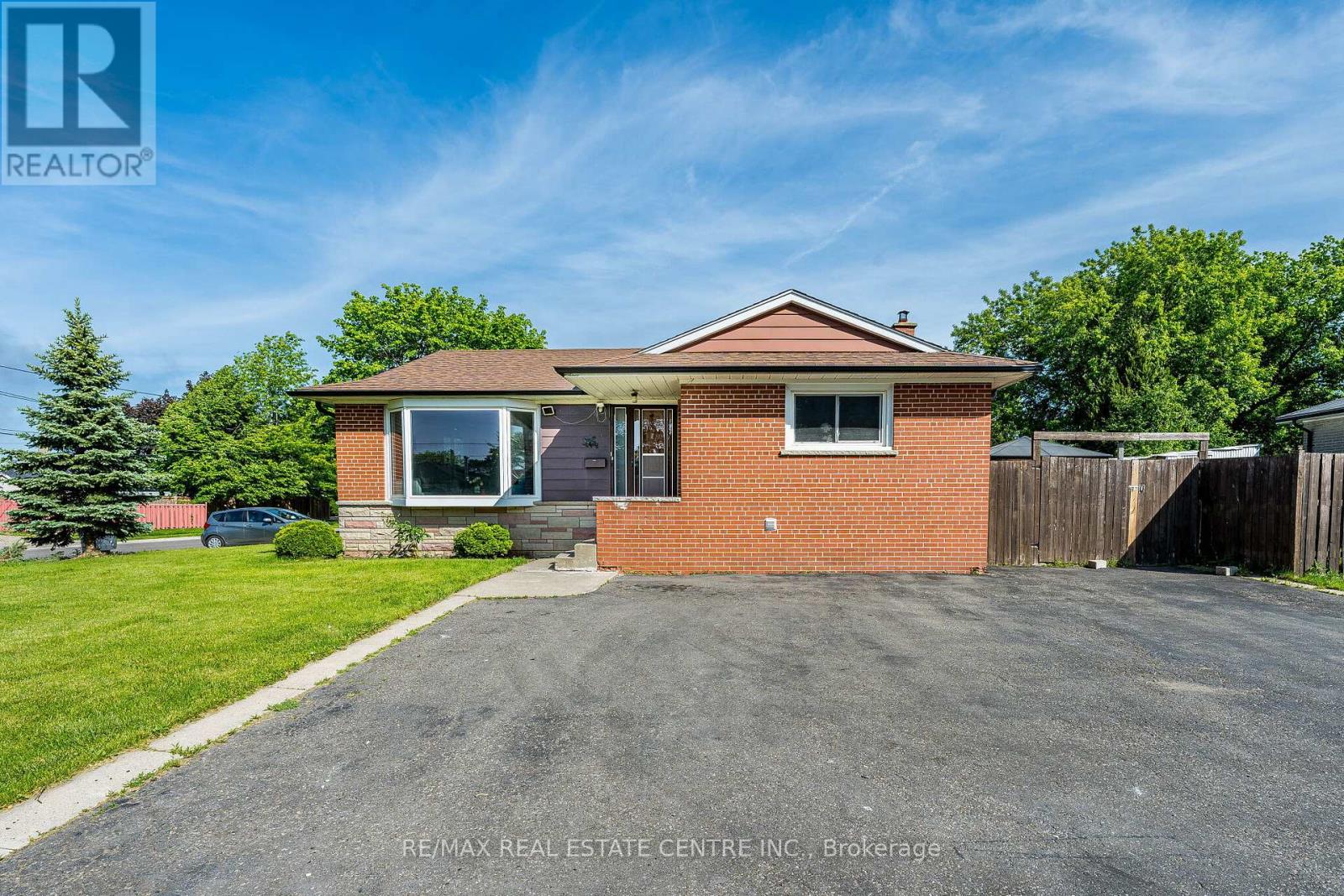 (Main Floor) - 2 Milner Road, Brampton, Ontario  L6W 3A5 - Photo 4 - W13474390