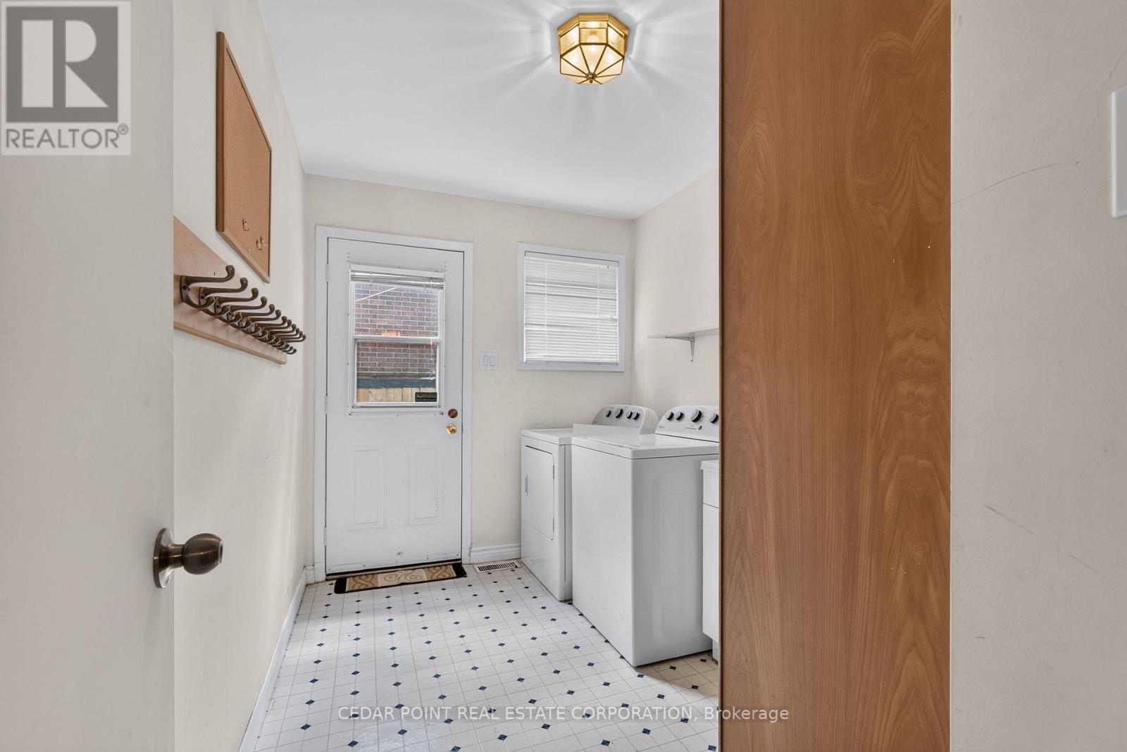 1096 Fair Birch Drive, Mississauga, Ontario L5H 1M3 - Photo 21 - W13474250