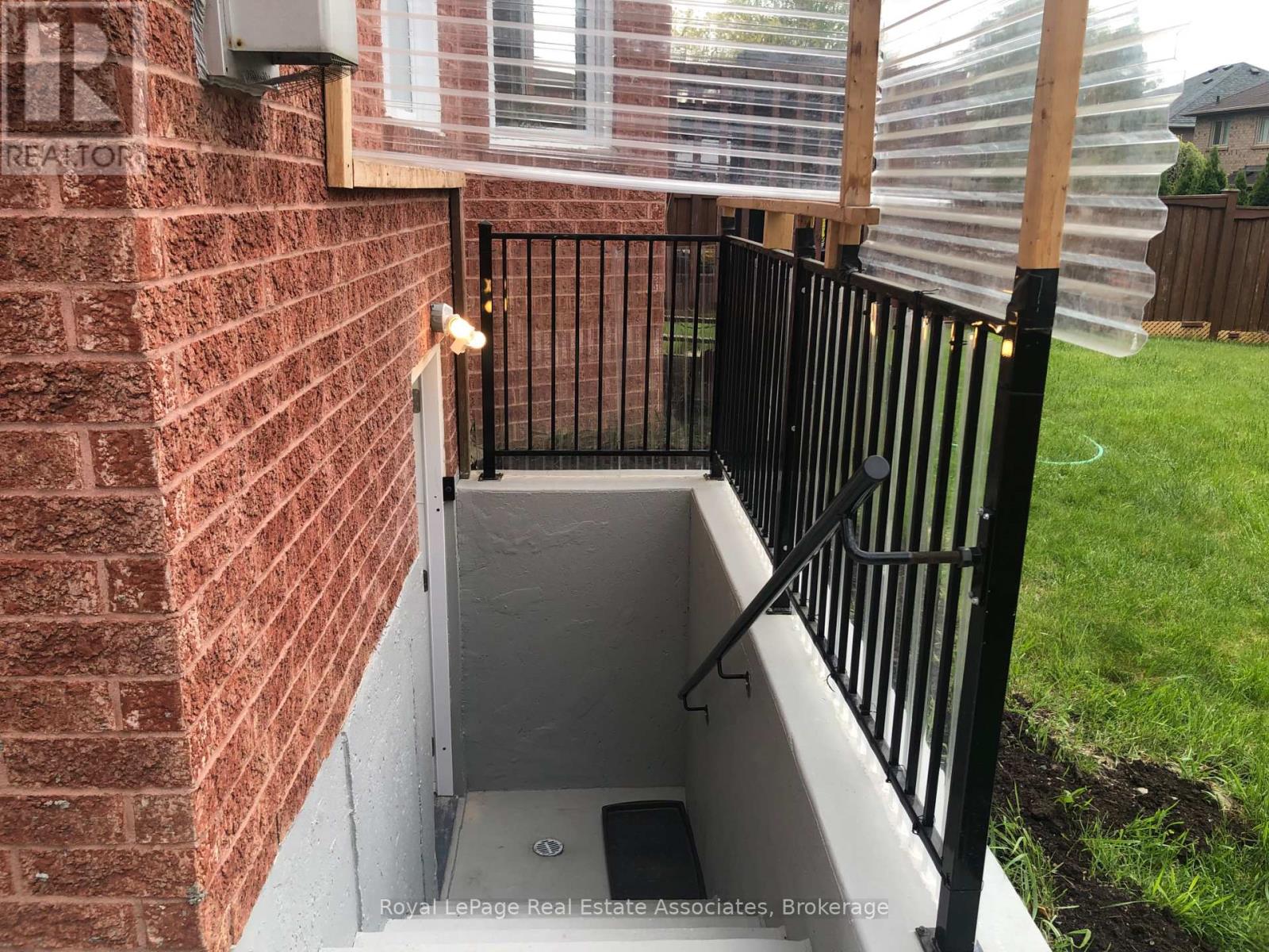Basement Apartment - 889 Bancroft Drive W, Mississauga, Ontario L5V 1X7 - Photo 22 - W13474226