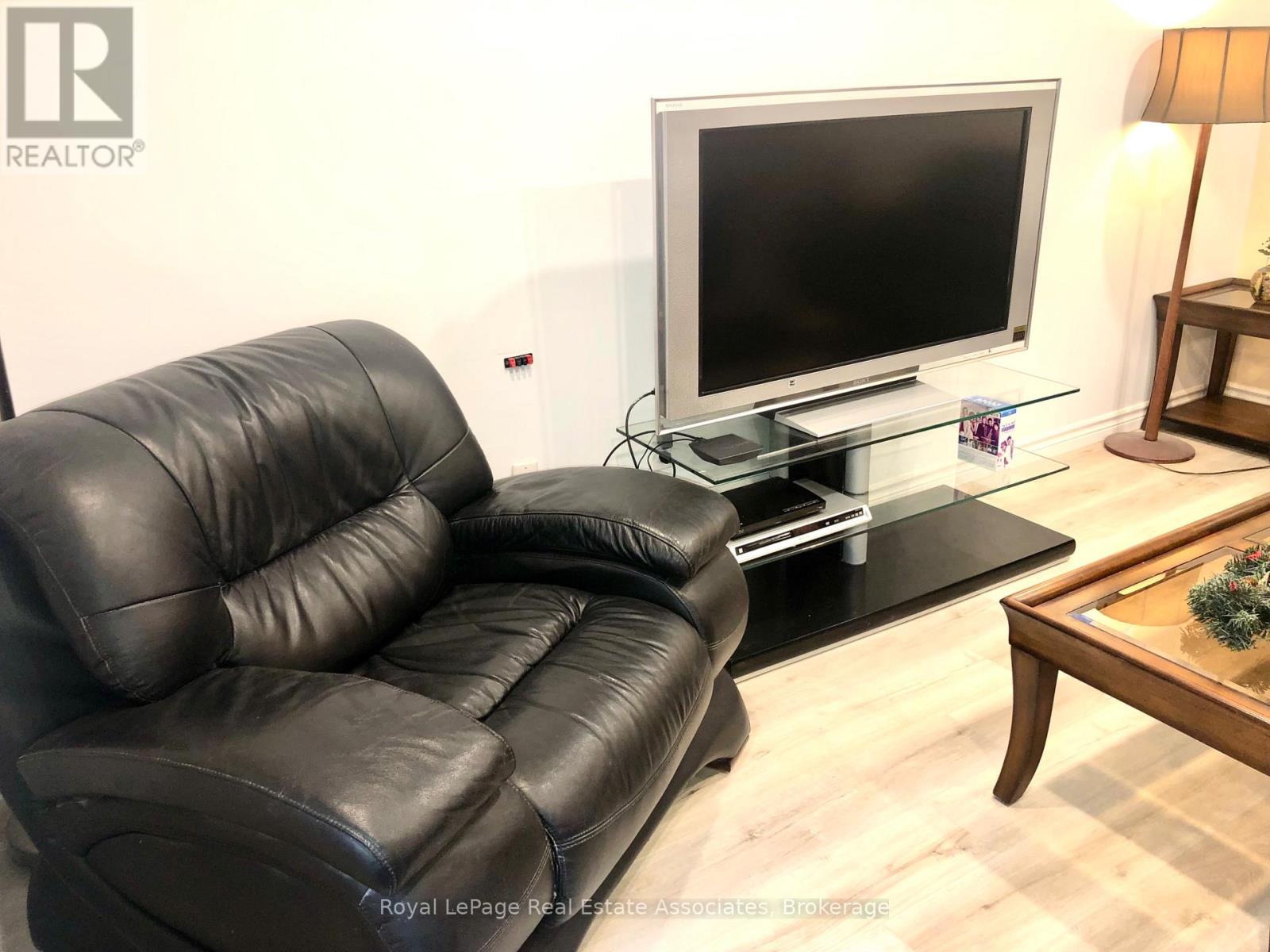 Basement Apartment - 889 Bancroft Drive W, Mississauga, Ontario L5V 1X7 - Photo 11 - W13474226