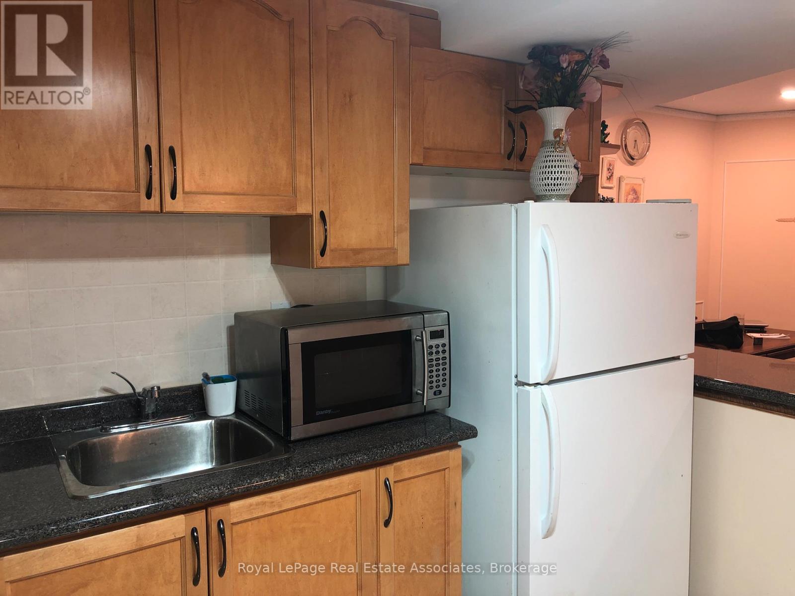 Basement Apartment - 889 Bancroft Drive W, Mississauga, Ontario L5V 1X7 - Photo 7 - W13474226