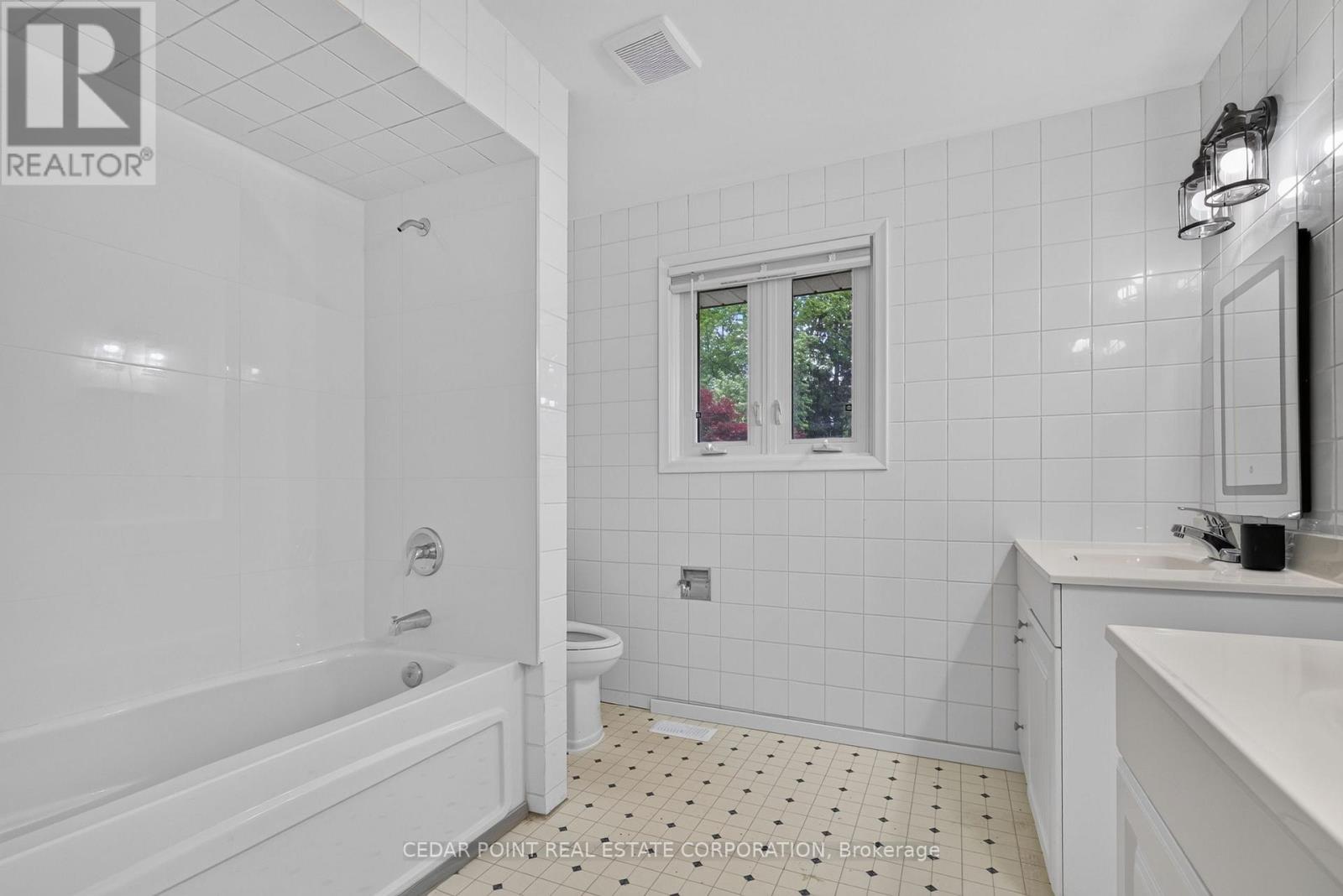 1096 Fair Birch Drive, Mississauga, Ontario L5H 1M3 - Photo 30 - W13474250
