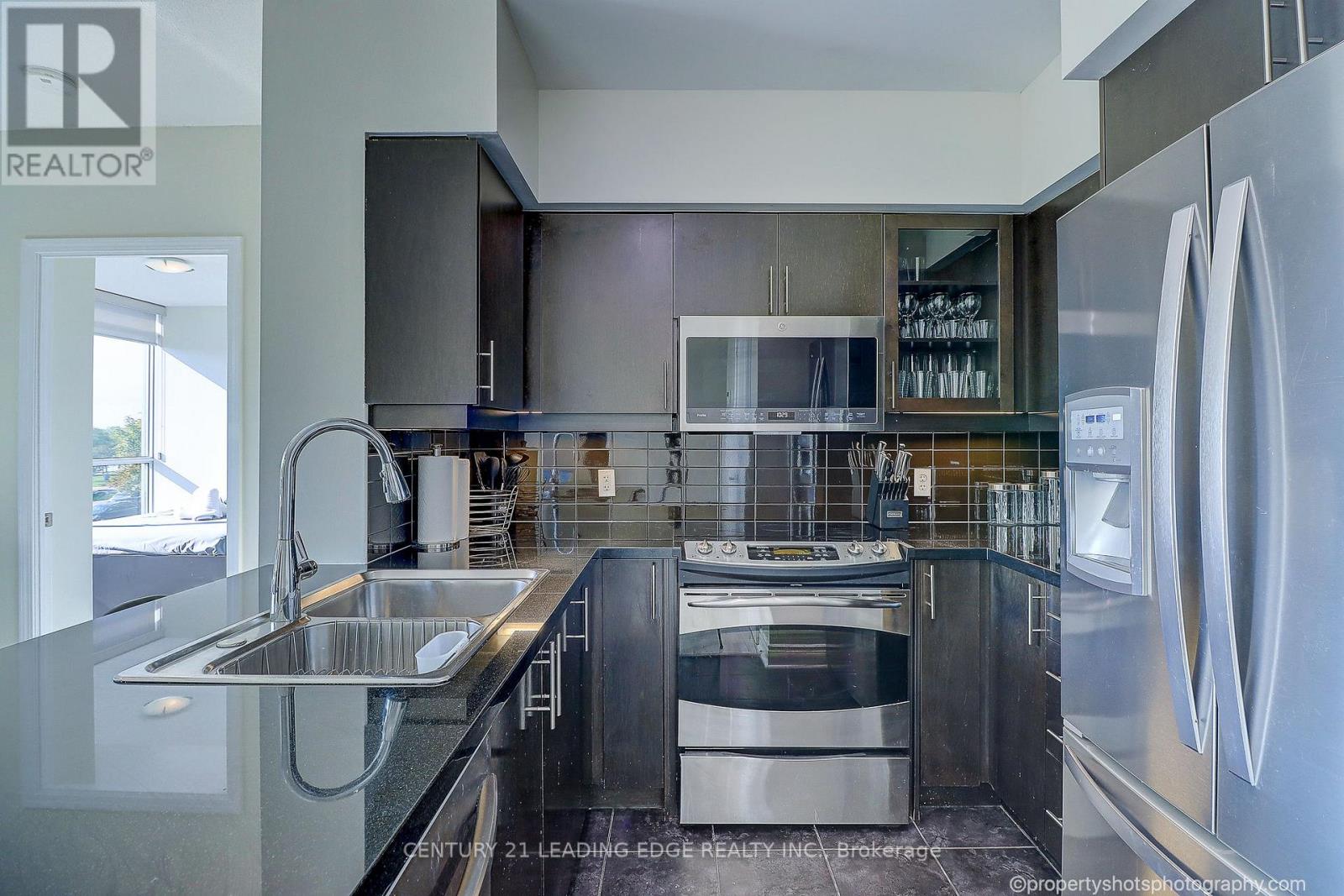 303 - 1900 Lakeshore Boulevard, Toronto, Ontario M6S 1A4 - Photo 4 - W13474246
