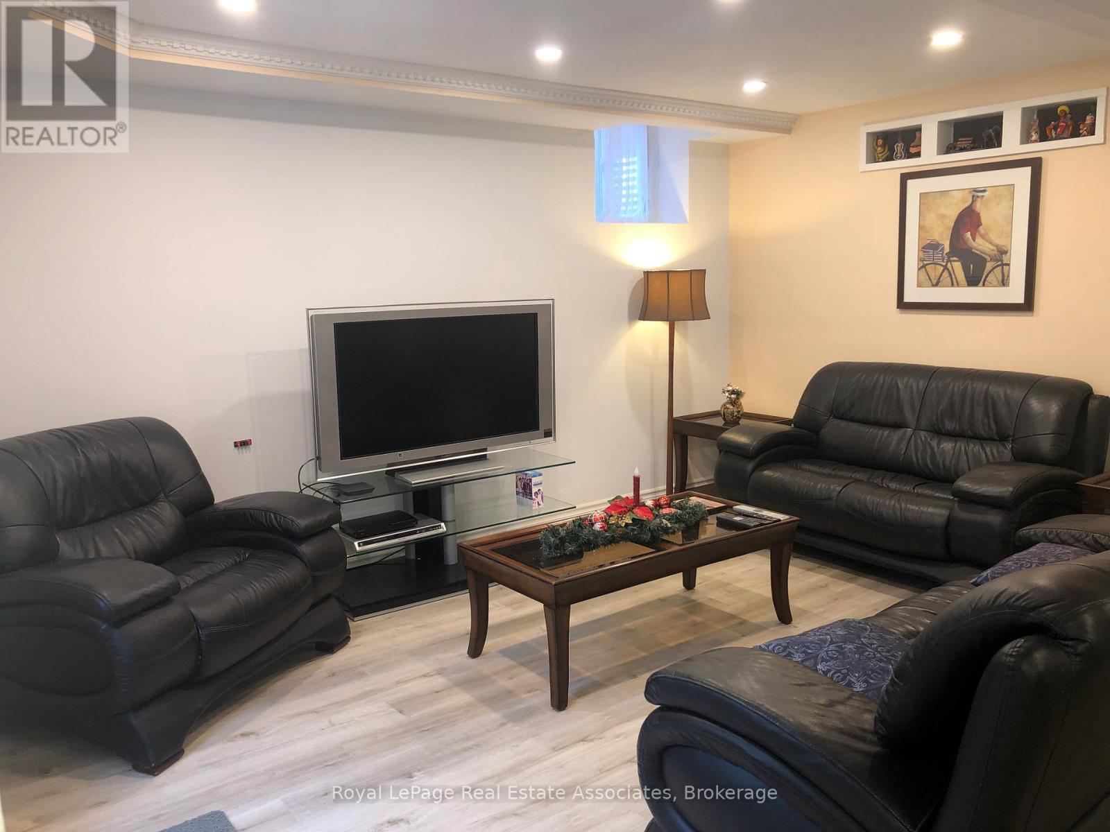 Basement Apartment - 889 Bancroft Drive W, Mississauga, Ontario L5V 1X7 - Photo 2 - W13474226