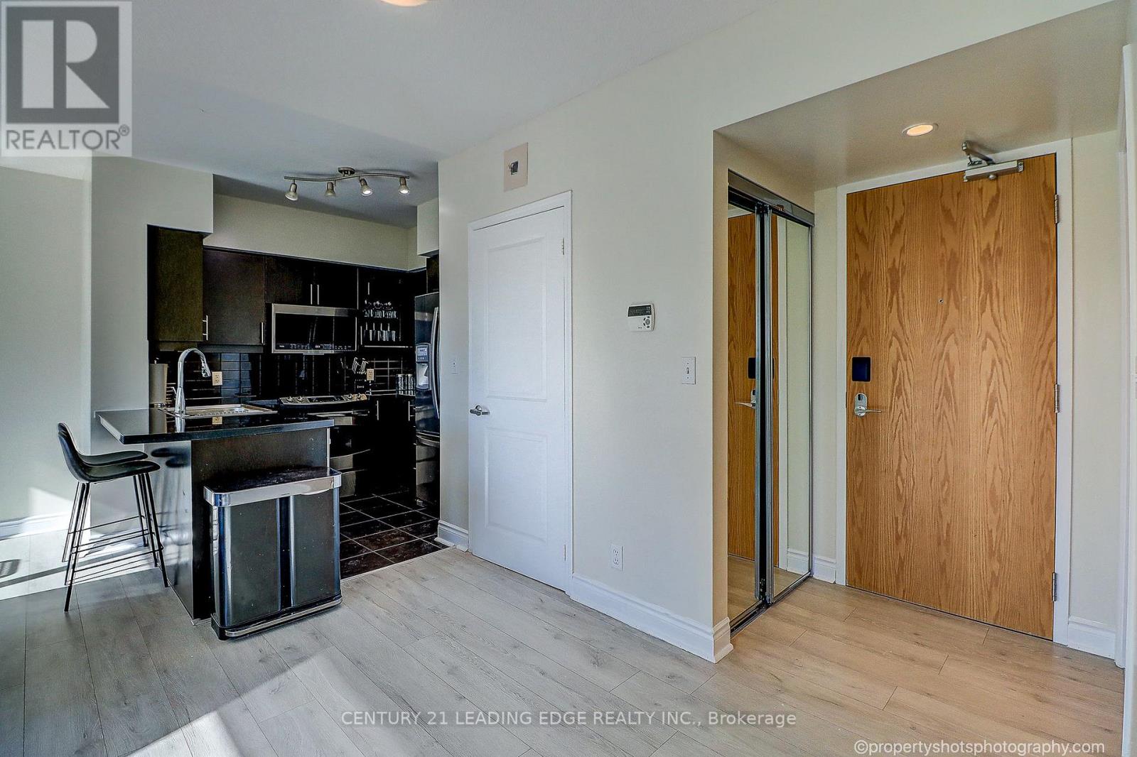 303 - 1900 Lakeshore Boulevard, Toronto, Ontario M6S 1A4 - Photo 6 - W13474246