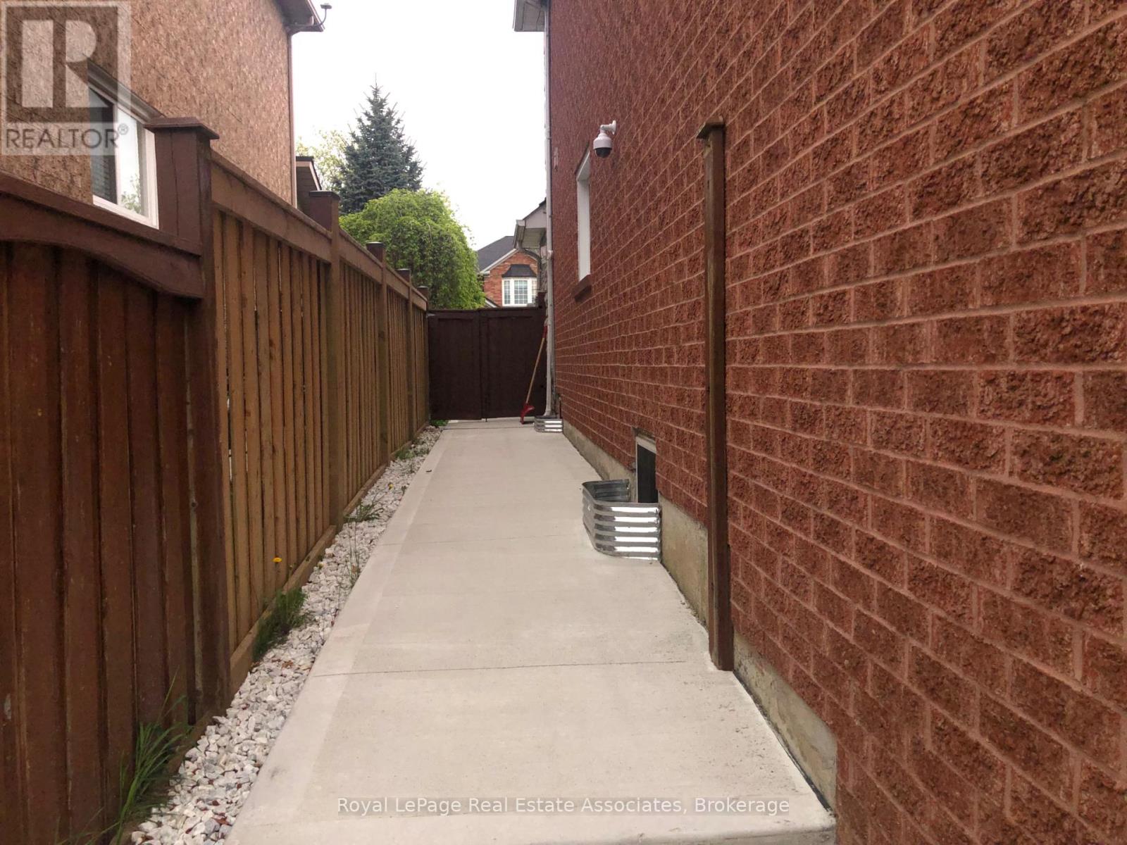 Basement Apartment - 889 Bancroft Drive W, Mississauga, Ontario L5V 1X7 - Photo 23 - W13474226