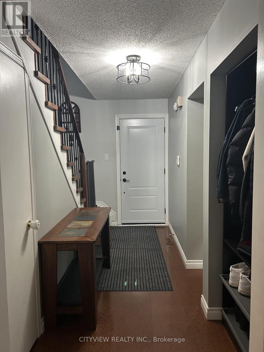 7025 Hickling Crescent, Mississauga, Ontario L5N 5A6 - Photo 3 - W13474338