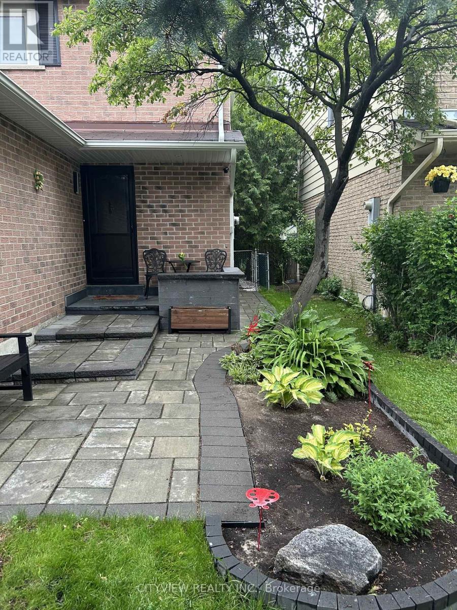 7025 Hickling Crescent, Mississauga, Ontario L5N 5A6 - Photo 2 - W13474338