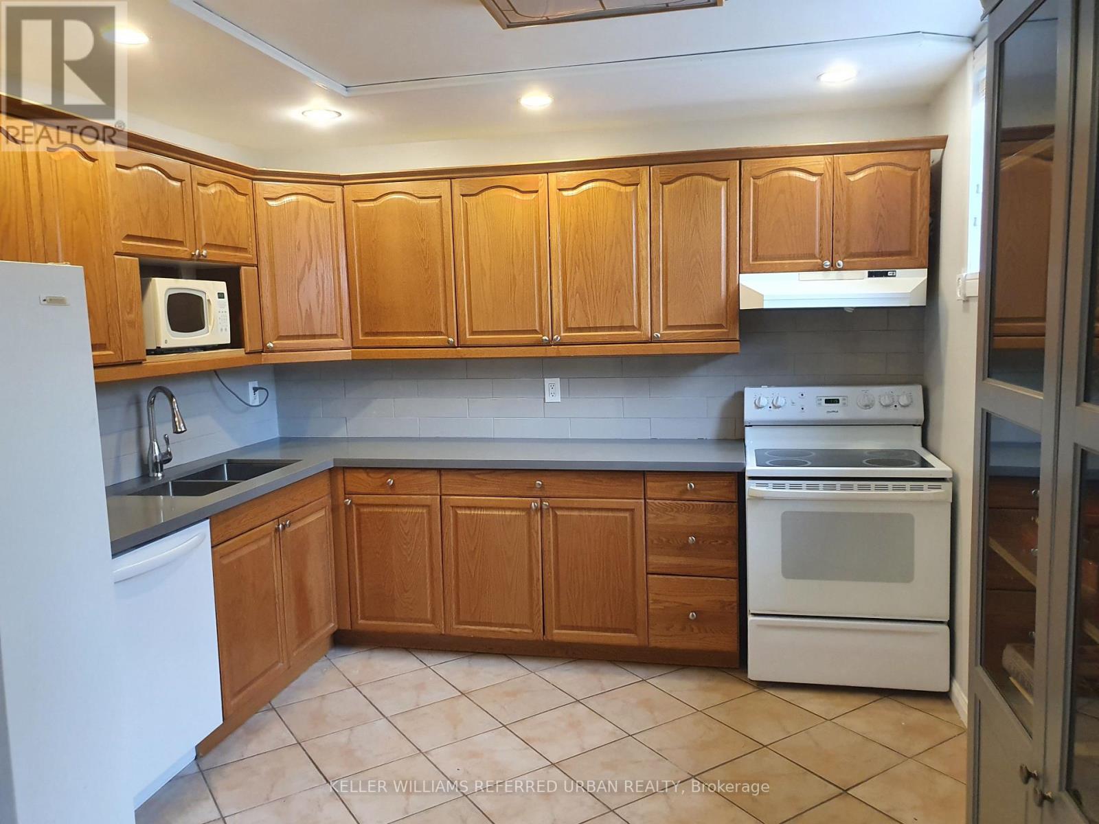 Basement - 3352 Ellengale Drive, Mississauga, Ontario  L4C 1Z4 - Photo 4 - W13475210