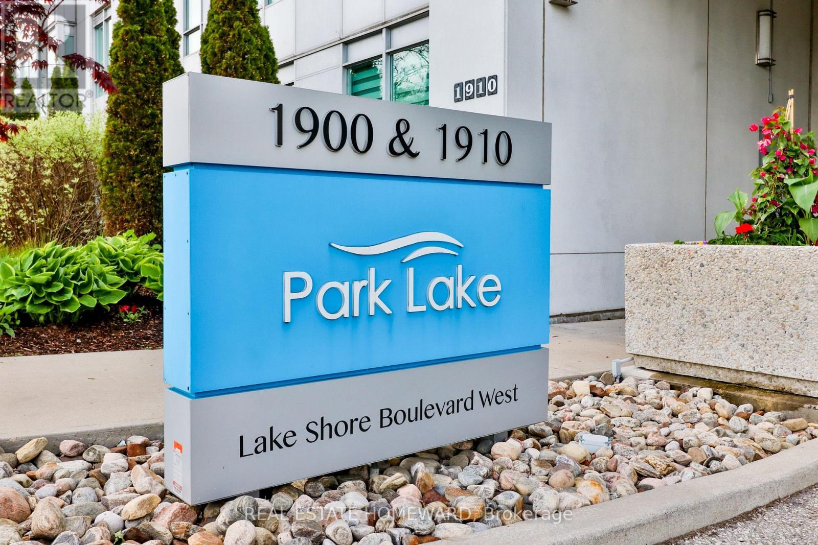 608 - 1900 Lake Shore Boulevard W, Toronto, Ontario  M6S 1A4 - Photo 2 - W13475352