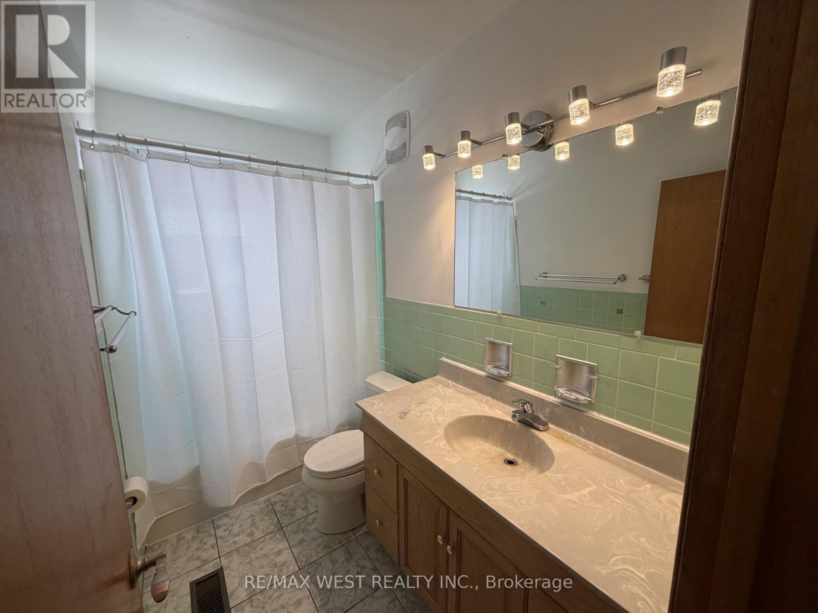 Upper - 78 Millicent Street, Toronto, Ontario  M6H 1W4 - Photo 7 - W13475708