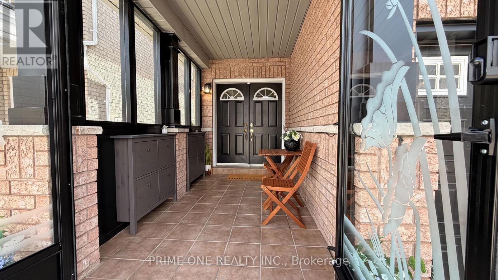 7124 Village Walk, Mississauga, Ontario  L5W 1X4 - Photo 3 - W13475996