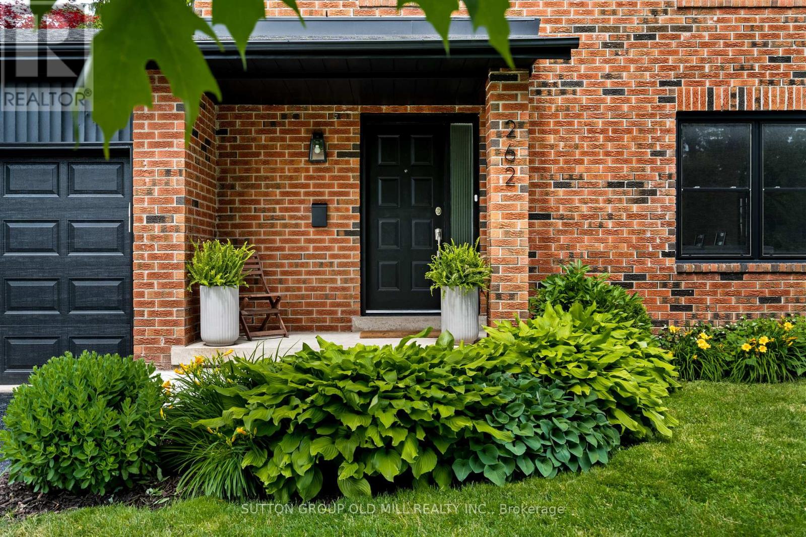 262 Chalmers Street, Oakville, Ontario  L6L 6A7 - Photo 2 - W13476386