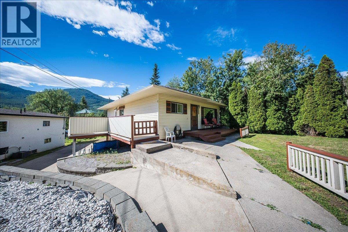 1200 Falls Road, Fruitvale, British Columbia  V0G 1P0 - Photo 2 - 10391990