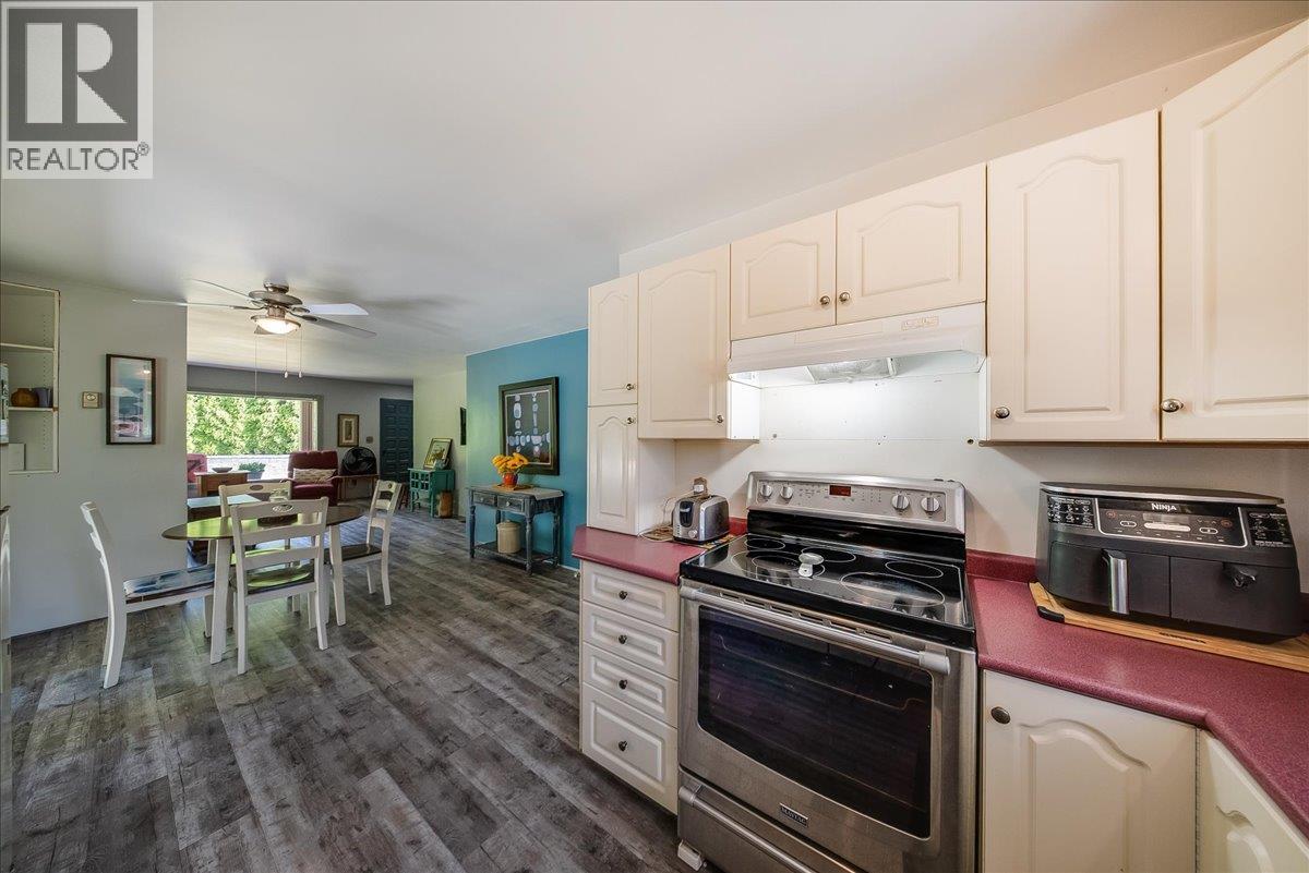 1200 Falls Road, Fruitvale, British Columbia  V0G 1P0 - Photo 6 - 10391990
