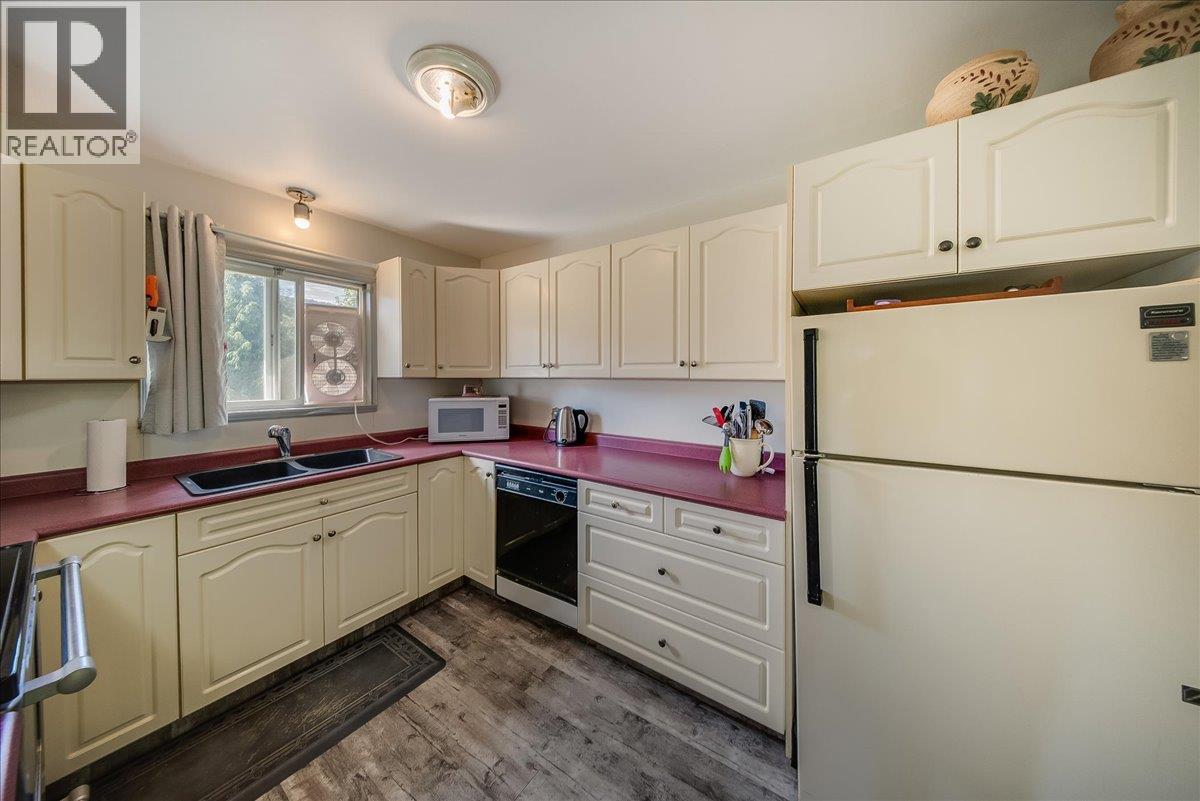 1200 Falls Road, Fruitvale, British Columbia  V0G 1P0 - Photo 4 - 10391990