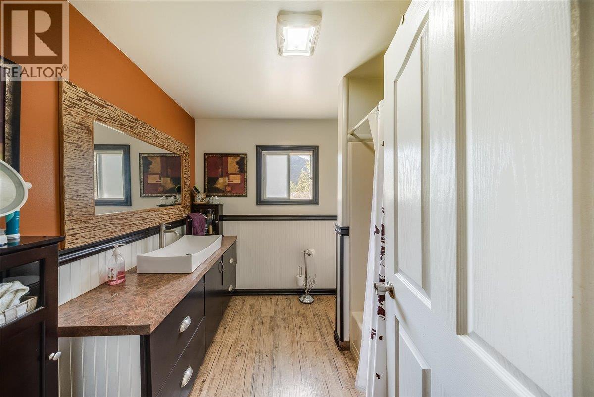 1200 Falls Road, Fruitvale, British Columbia  V0G 1P0 - Photo 13 - 10391990