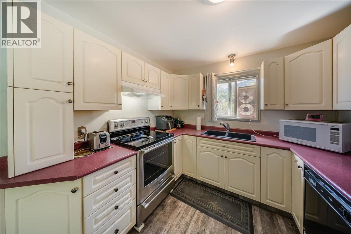 1200 Falls Road, Fruitvale, British Columbia  V0G 1P0 - Photo 5 - 10391990
