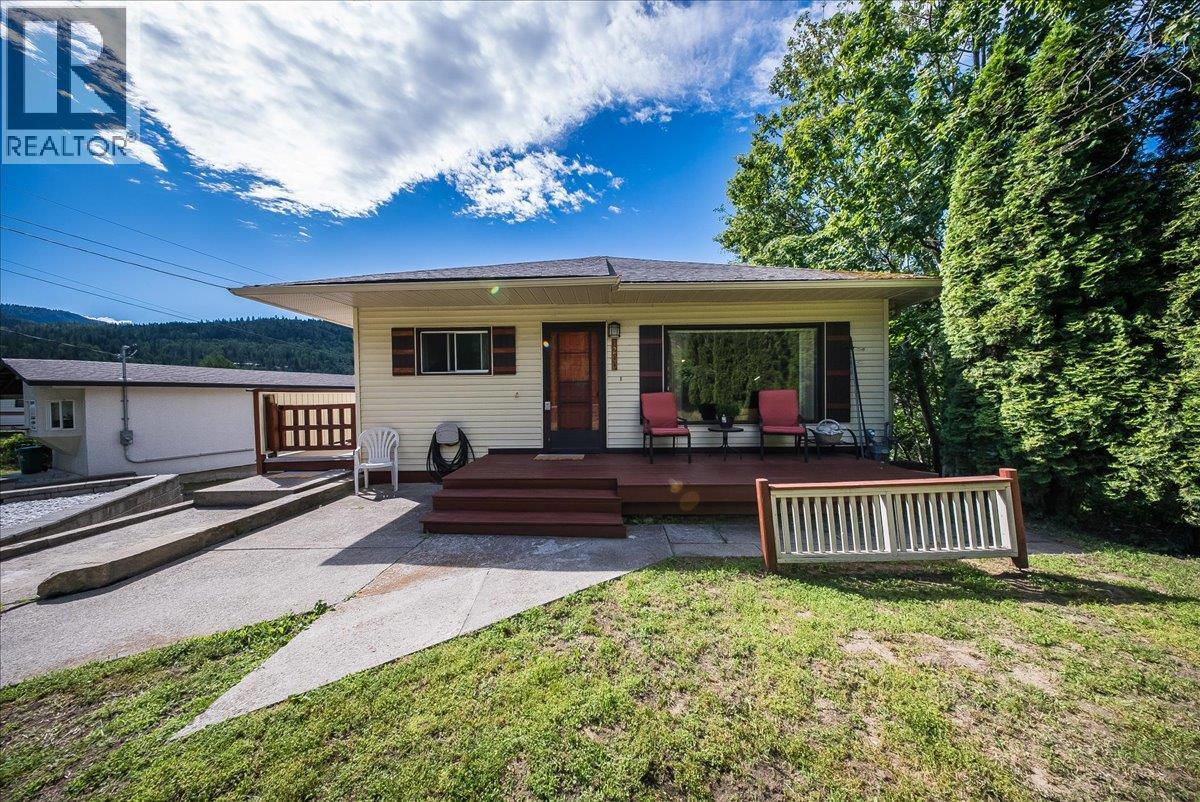 1200 Falls Road, Fruitvale, British Columbia