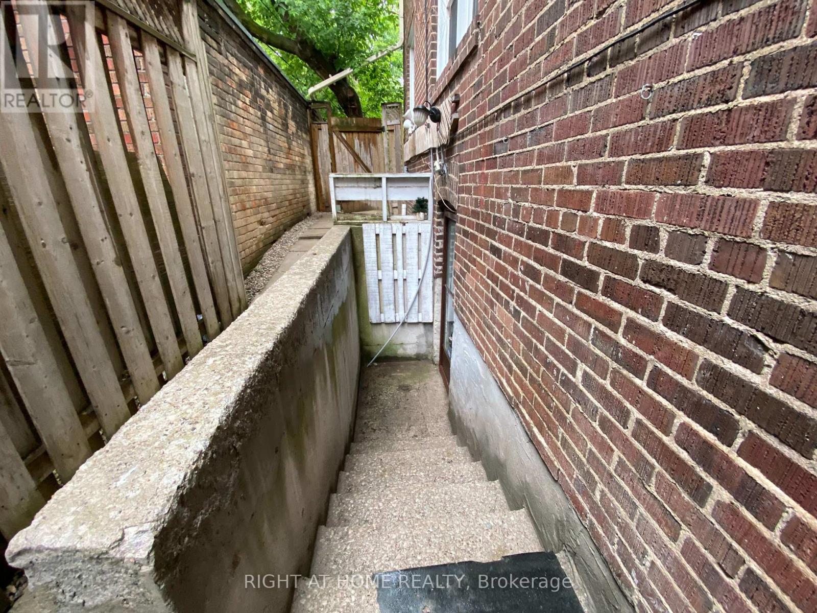 Lower Apartment - 1196 Avenue Road, Toronto, Ontario  M5N 2G1 - Photo 16 - C13476282
