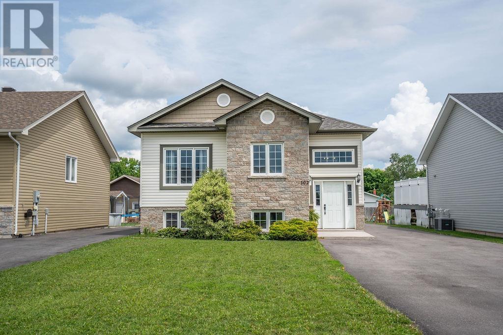 102 Central Creek Dr, Sault Ste. Marie, Ontario  P6C 6H3 - Photo 2 - SM261511