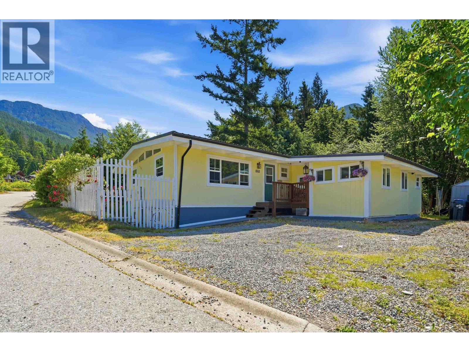 868 Upper Crescent, Britannia Beach, British Columbia V8B 1J2 - Photo 12 - R3138685