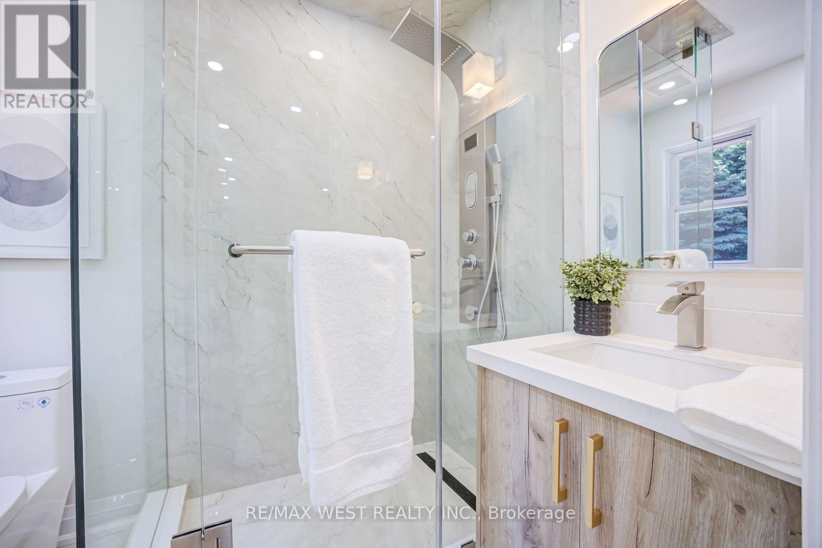 95 Glen Davis Crescent, Toronto, Ontario  M4E 1X7 - Photo 29 - E13475912