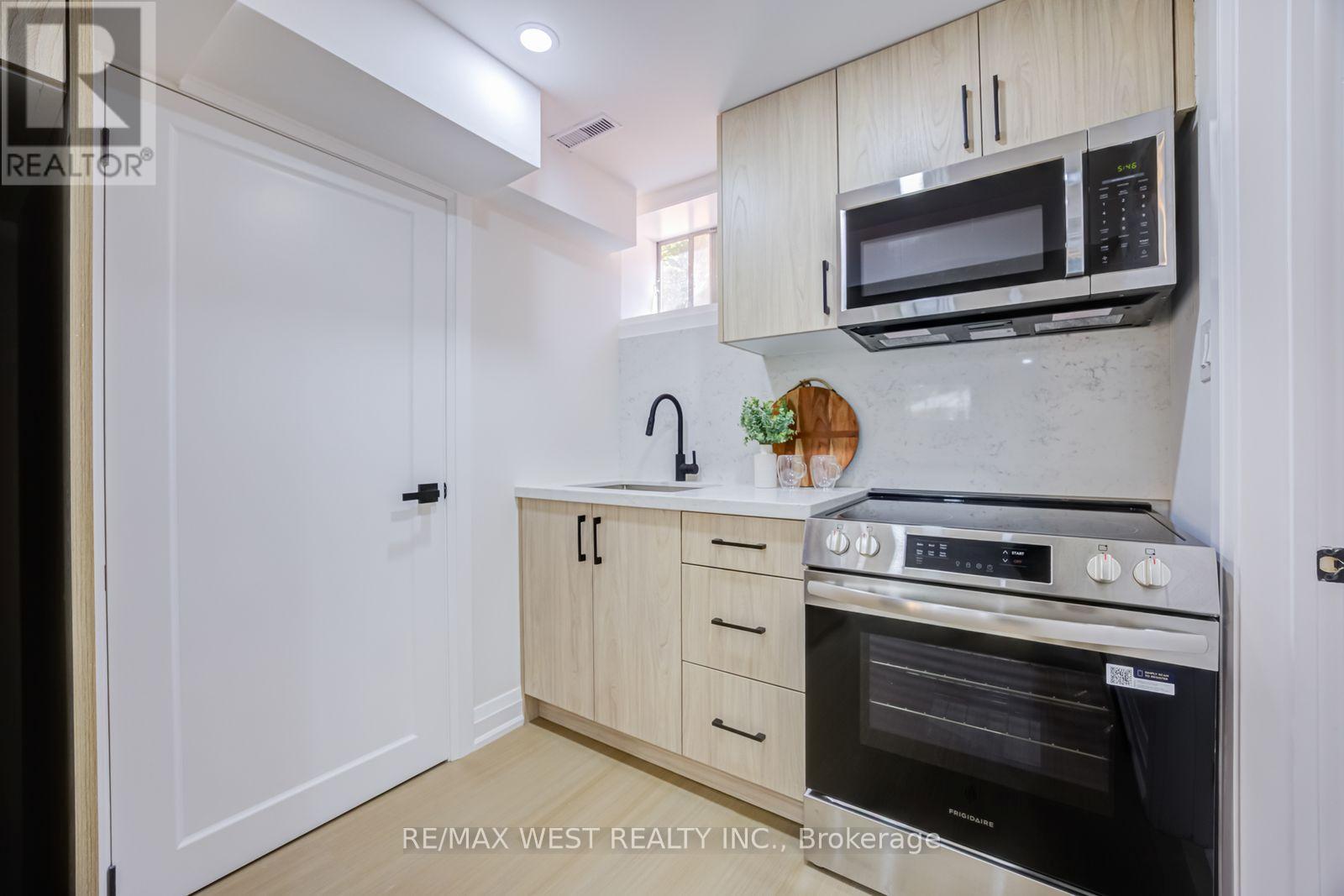 95 Glen Davis Crescent, Toronto, Ontario  M4E 1X7 - Photo 39 - E13475912