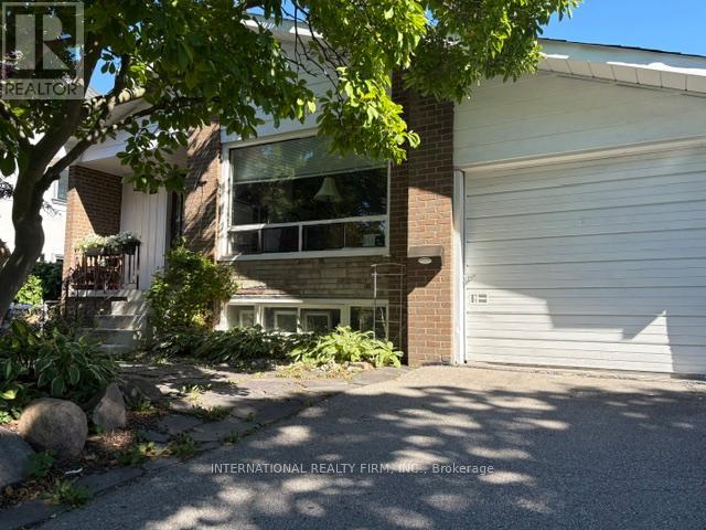 <div class="slider-price">$980,000</div><p>19 Windover Drive, Toronto, Ontario</p>
