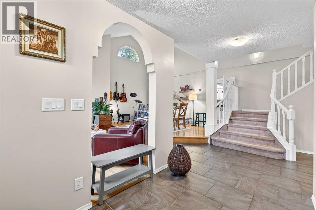 115 Woodpark Terrace SW, Calgary, Alberta  T2W 6E7 - Photo 4 - A2318422