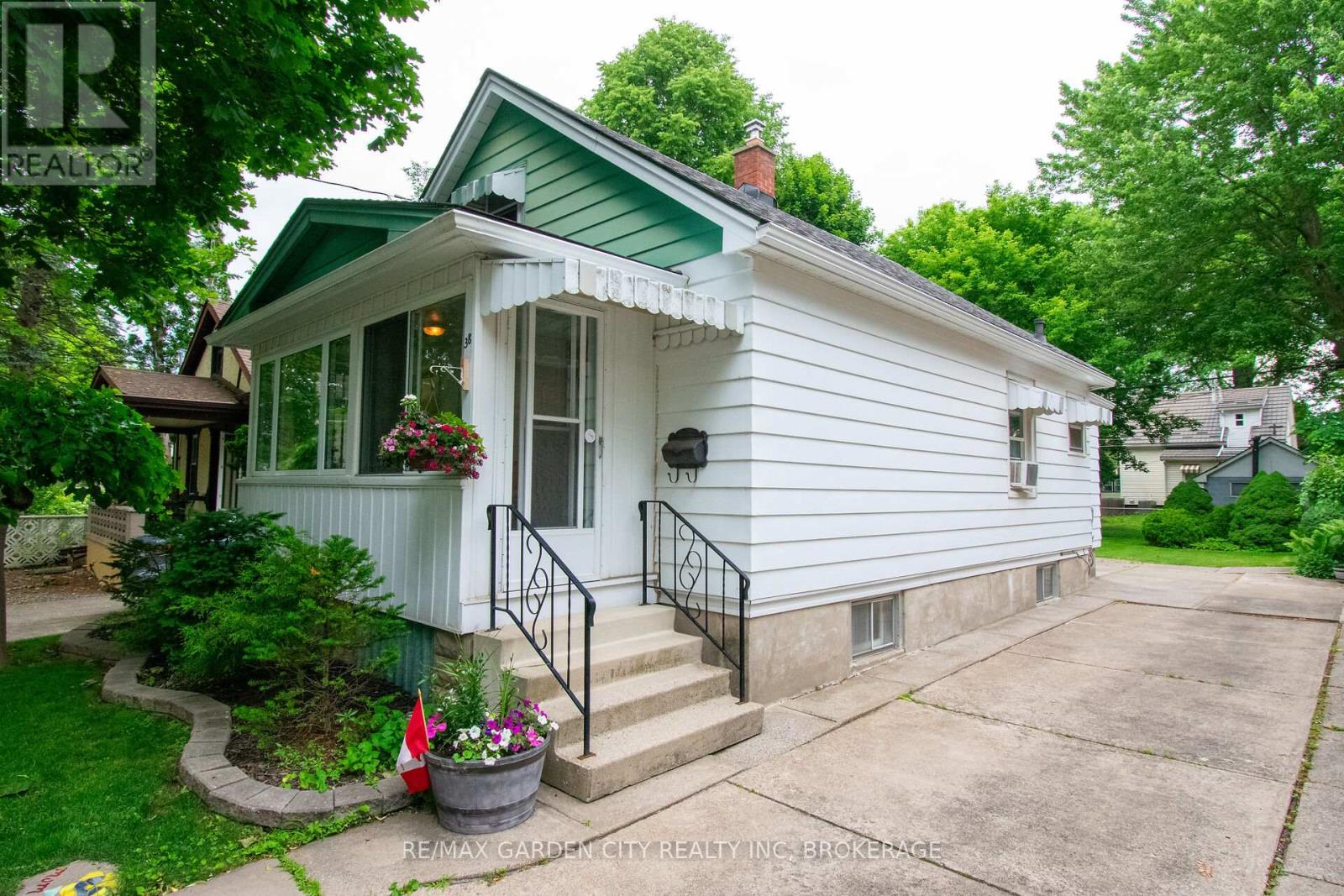 38 Mildred Avenue, St. Catharines, Ontario  L2R 6J1 - Photo 2 - X13475530