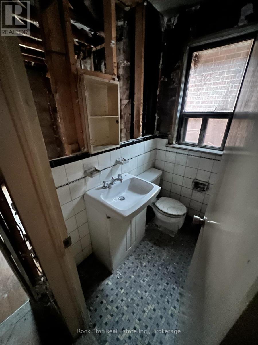 12 Holmesdale Road, Toronto, Ontario  M6E 1Y1 - Photo 11 - W12861182