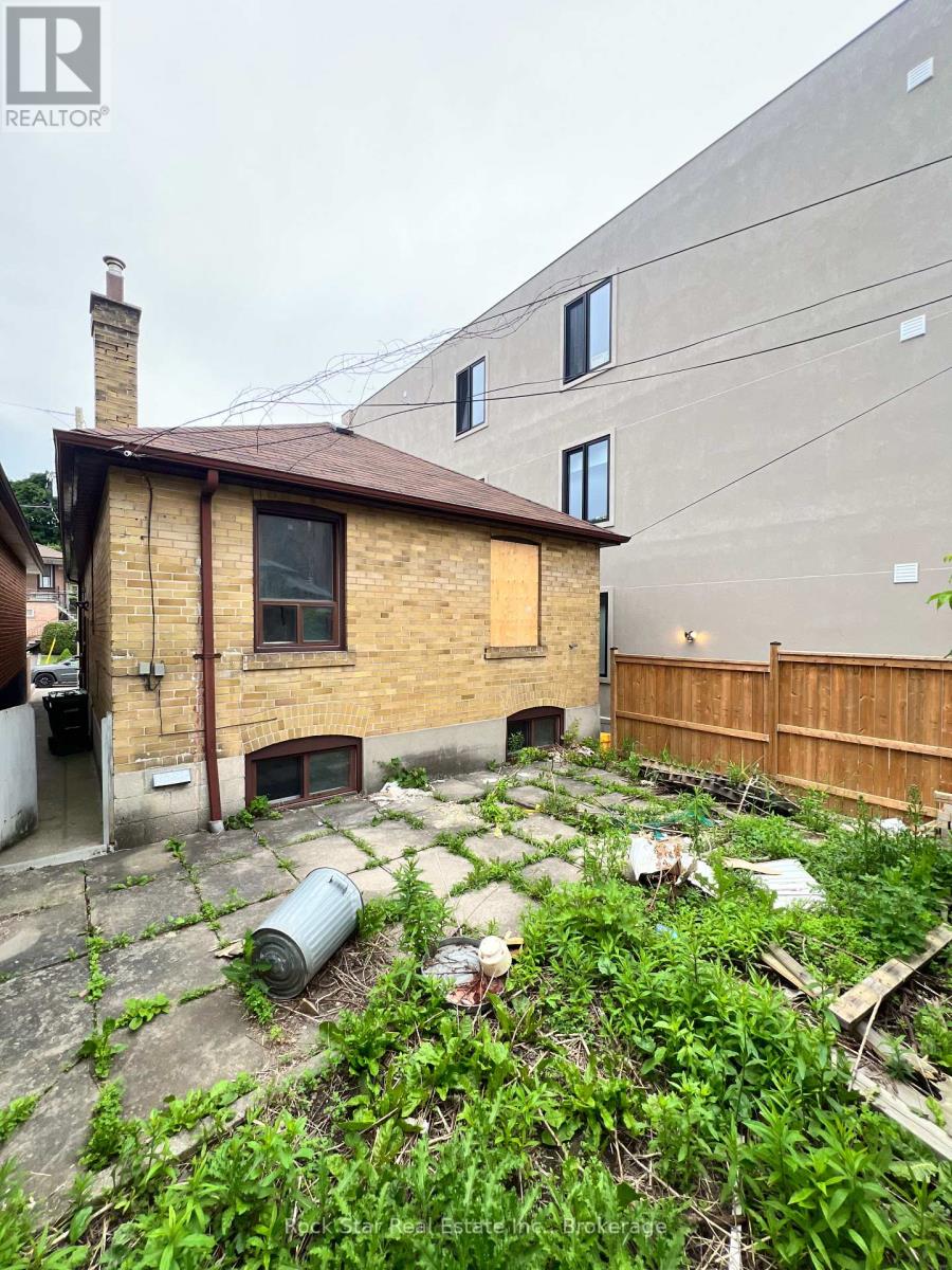 12 Holmesdale Road, Toronto, Ontario  M6E 1Y1 - Photo 21 - W12861182