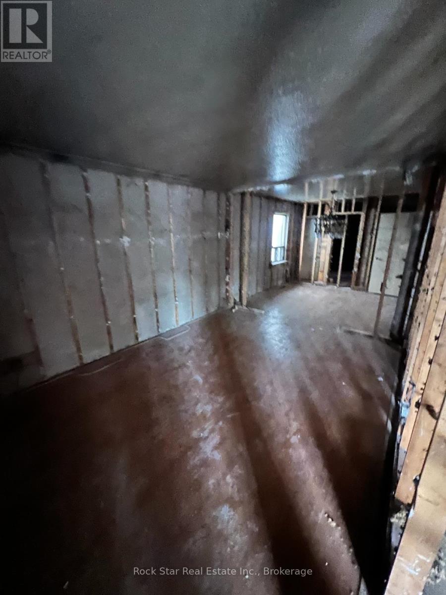 12 Holmesdale Road, Toronto, Ontario  M6E 1Y1 - Photo 6 - W12861182