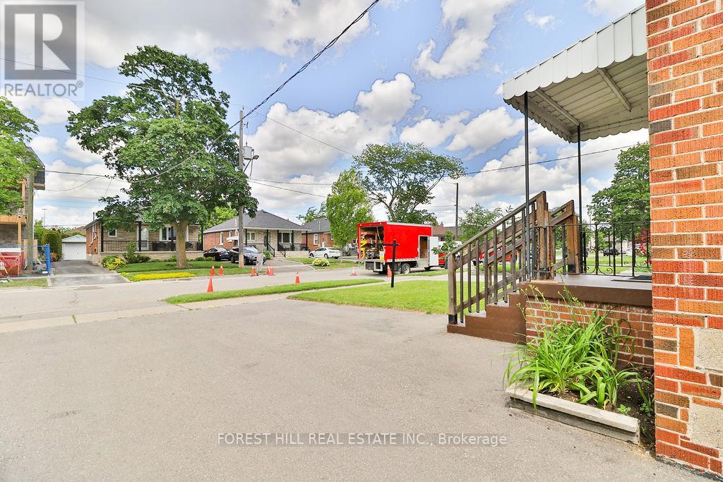 19 Silvercrest Avenue, Toronto, Ontario  M8W 2S3 - Photo 8 - W13475764