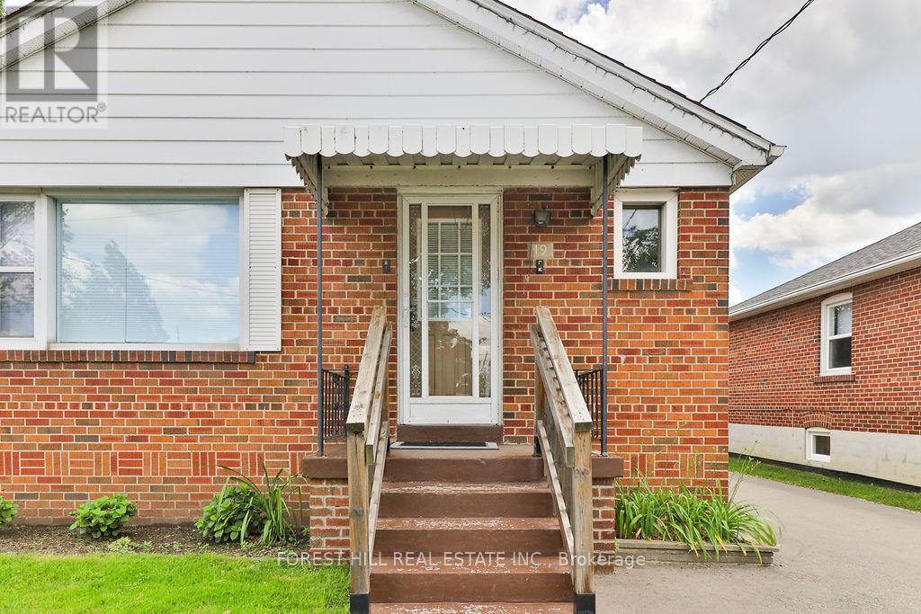 19 Silvercrest Avenue, Toronto, Ontario  M8W 2S3 - Photo 6 - W13475764