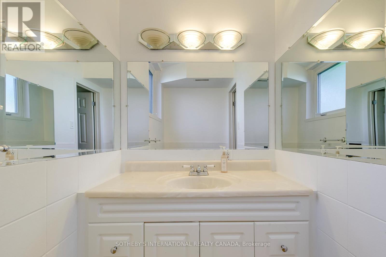 1272 Falgarwood Drive, Oakville, Ontario  L6H 2L6 - Photo 24 - W13476650
