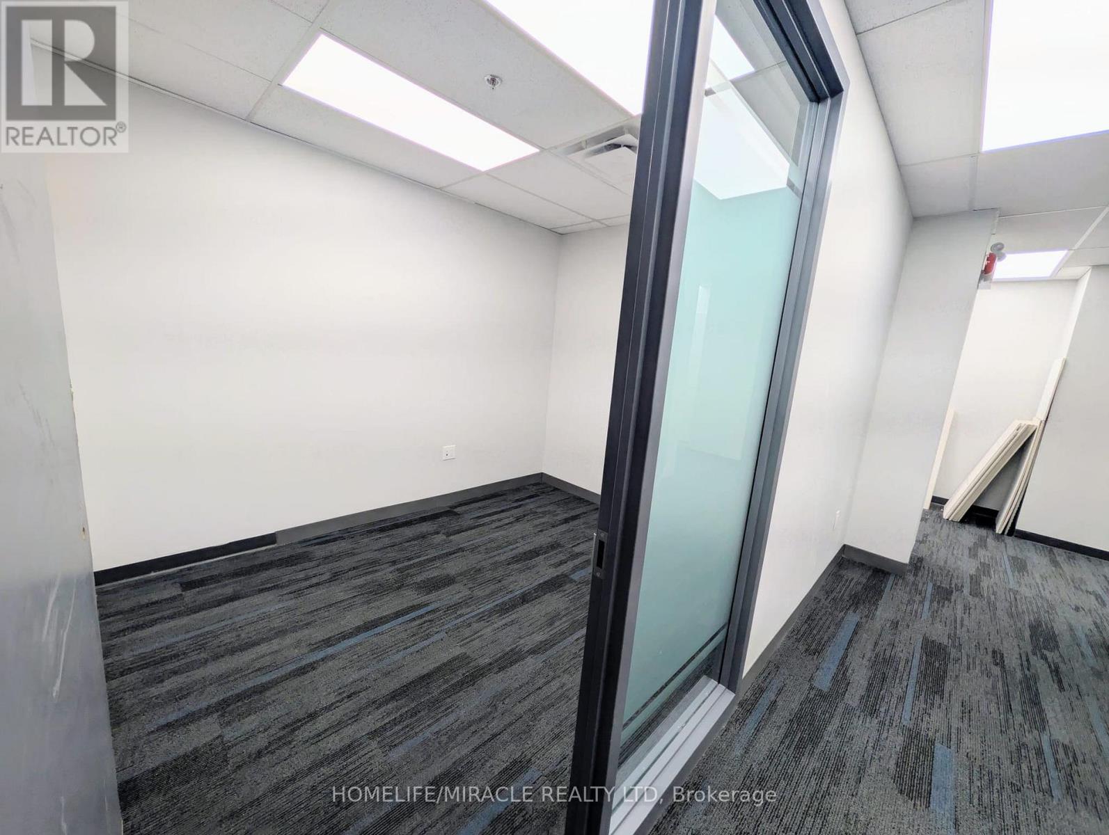 205 - 6660 Kennedy Road, Mississauga, Ontario L5T 2M9 - Photo 2 - W13476838