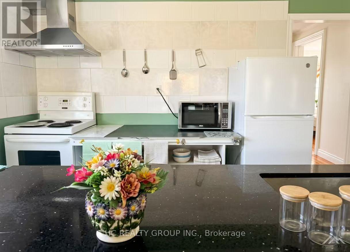 389 Ruth Avenue, Toronto, Ontario  M2M 2J1 - Photo 3 - C13473930