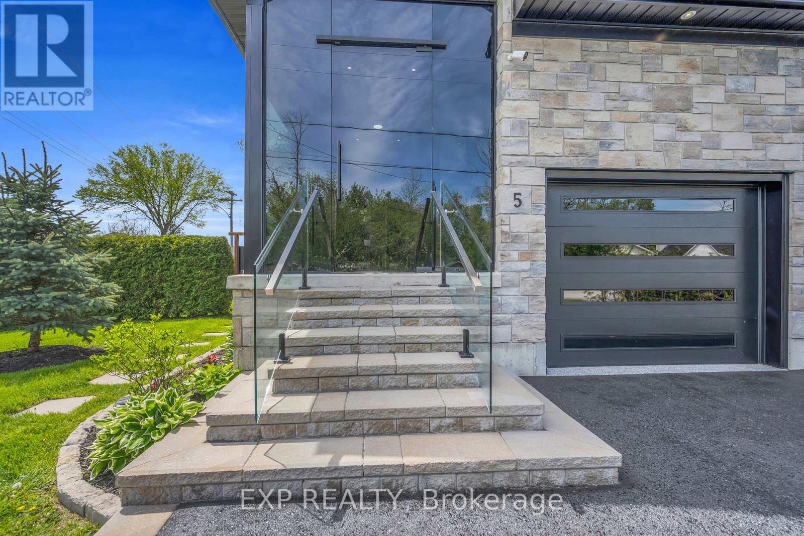 5 Farley Circle, Georgina, Ontario  L0E 1S0 - Photo 4 - N13476964