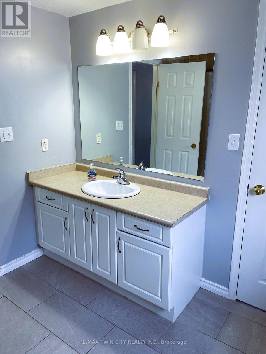 Upper - 490 Activa Avenue, Kitchener, Ontario  N2E 4C1 - Photo 12 - X13476908