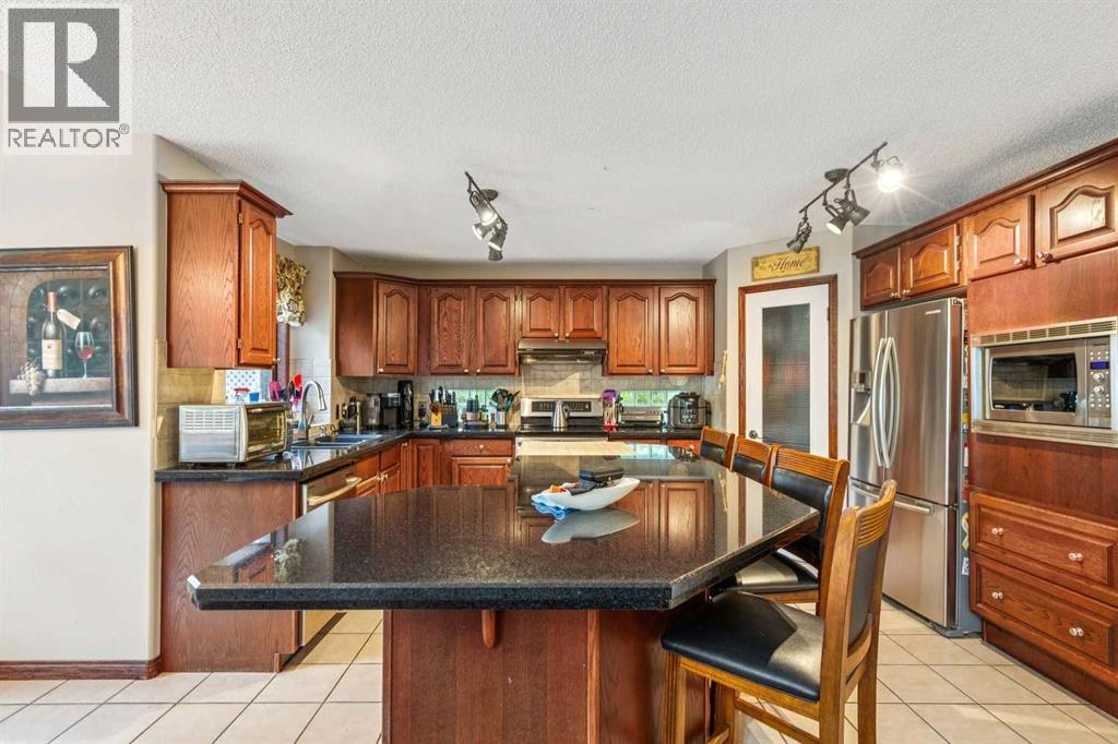 27 Valley Creek Bay NW, Calgary, Alberta  T3B 5V3 - Photo 11 - A2323276