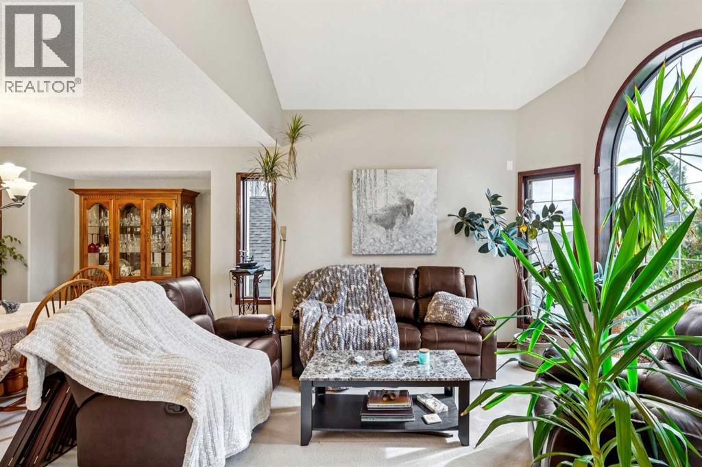27 Valley Creek Bay NW, Calgary, Alberta  T3B 5V3 - Photo 4 - A2323276