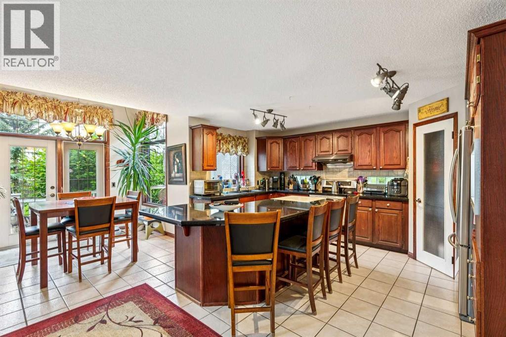 27 Valley Creek Bay NW, Calgary, Alberta  T3B 5V3 - Photo 10 - A2323276