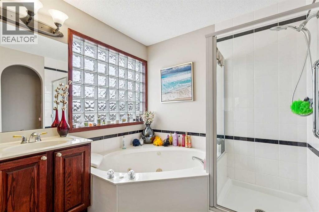27 Valley Creek Bay NW, Calgary, Alberta  T3B 5V3 - Photo 22 - A2323276
