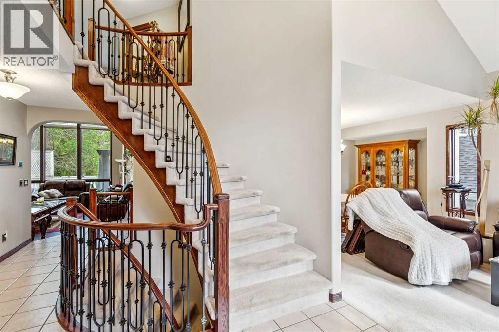 27 Valley Creek Bay NW, Calgary, Alberta  T3B 5V3 - Photo 19 - A2323276