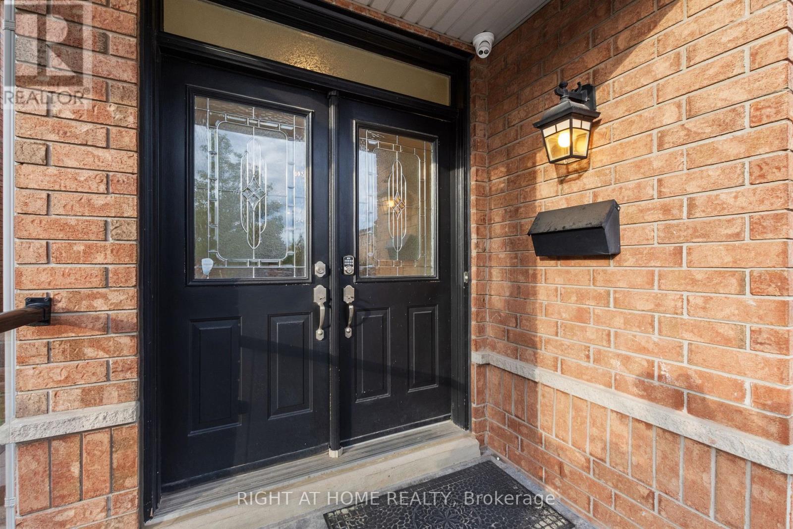 1811 Creek Way, Burlington, Ontario  L7L 6R1 - Photo 2 - W13477134