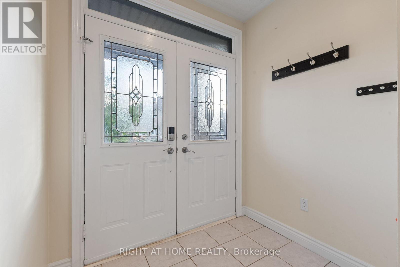 1811 Creek Way, Burlington, Ontario  L7L 6R1 - Photo 3 - W13477134