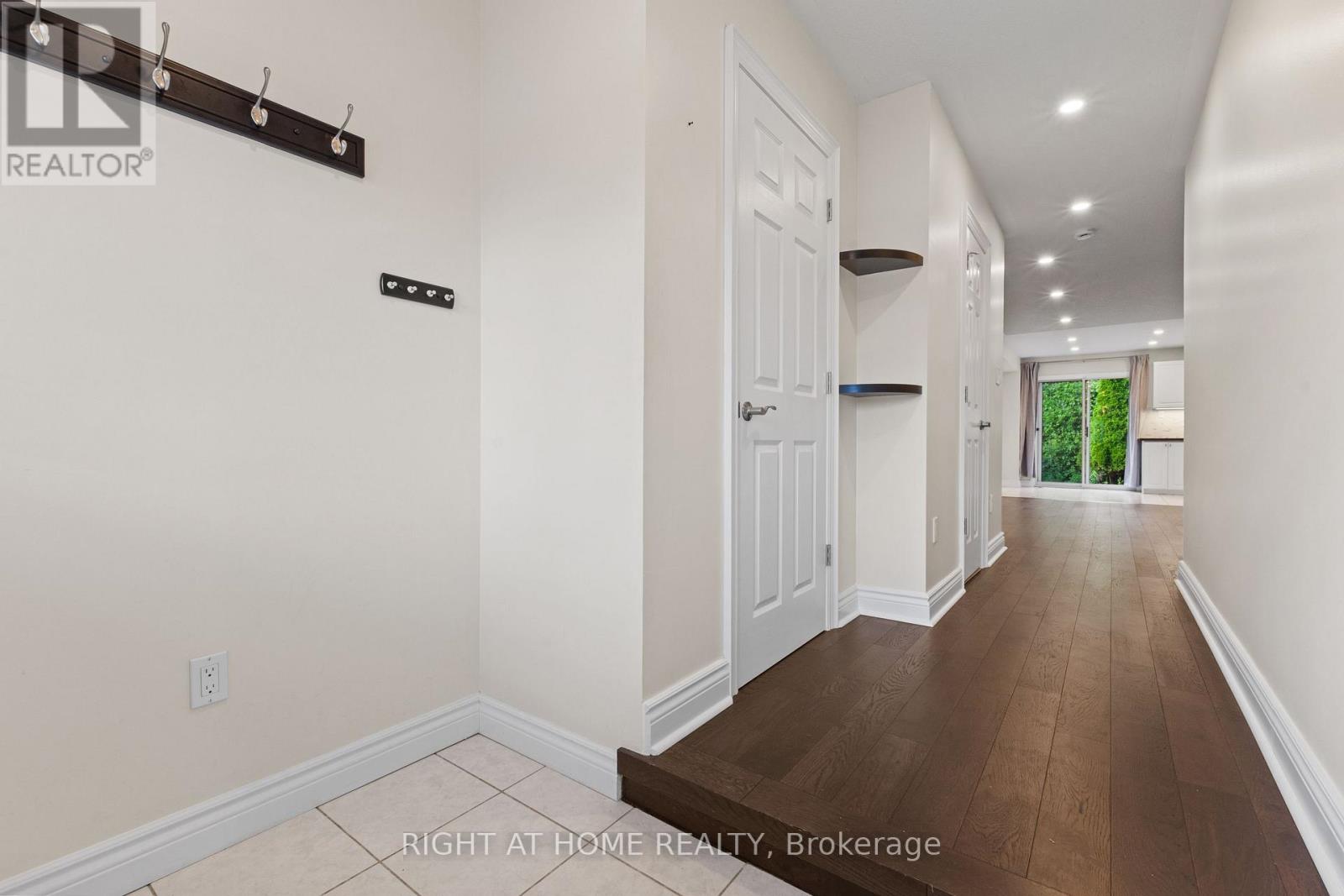 1811 Creek Way, Burlington, Ontario  L7L 6R1 - Photo 4 - W13477134